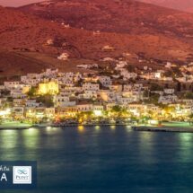 port Gavrio nocą na wyspie Andros