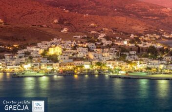 port Gavrio nocą na wyspie Andros