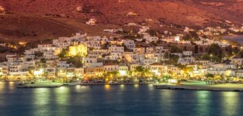 port Gavrio nocą na wyspie Andros