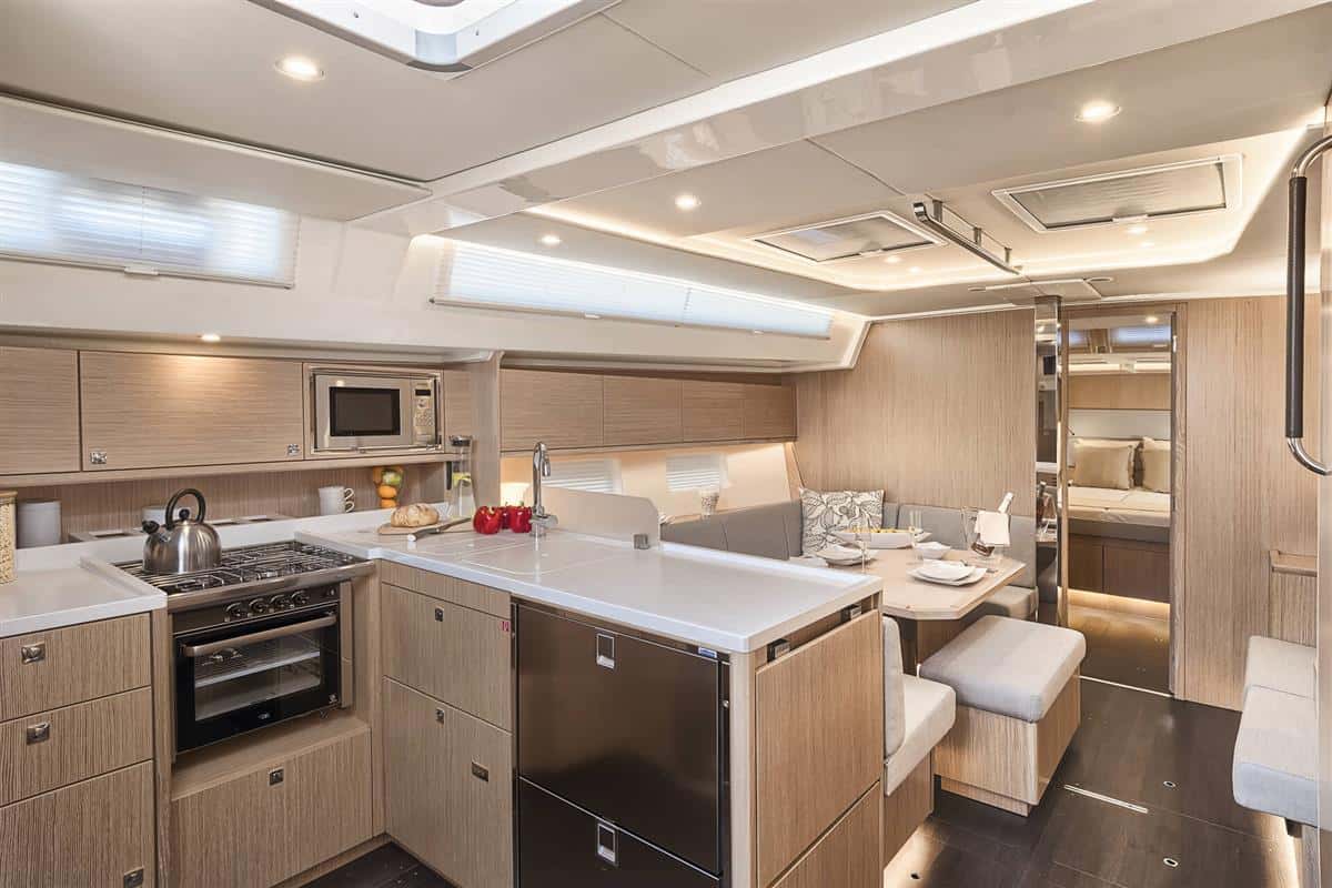 Bavaria C45 mesa