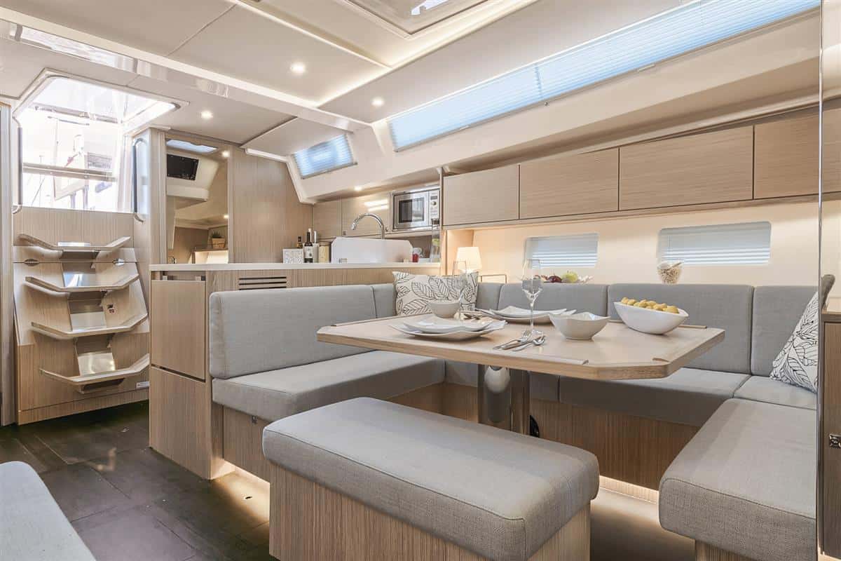 Bavaria C45 mesa