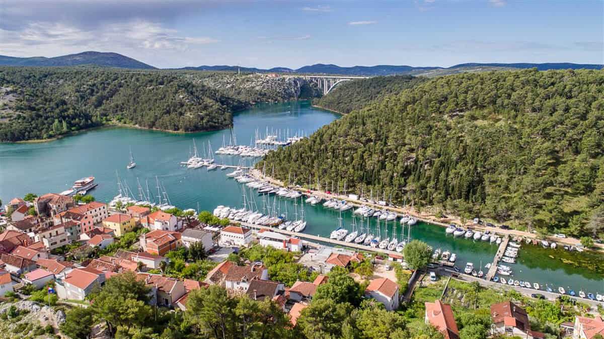 Skradin ile kosztuje czarter jachtu w Chorwacji