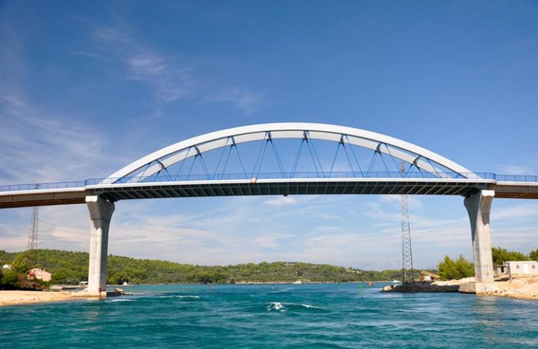 Most między wyspą Pasman i Uglian
