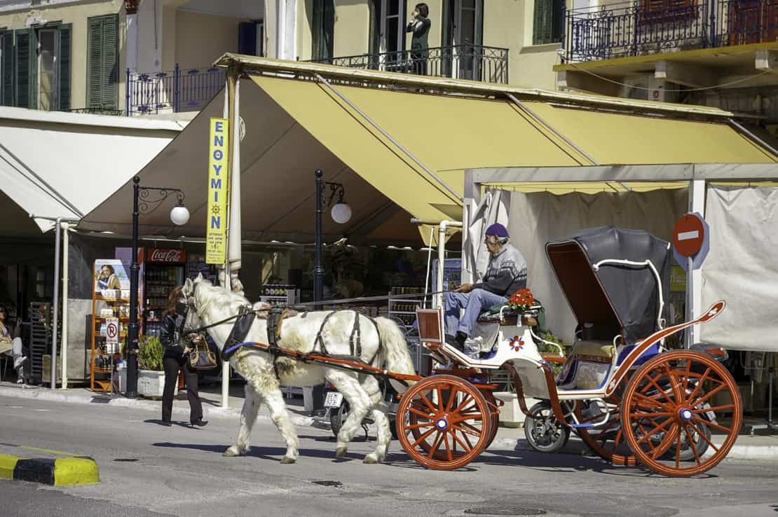 bryczki w porcie Aegina