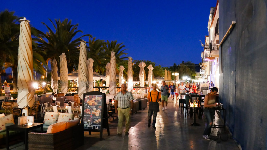 Nafplio nocą - tawerny przy promenadzie