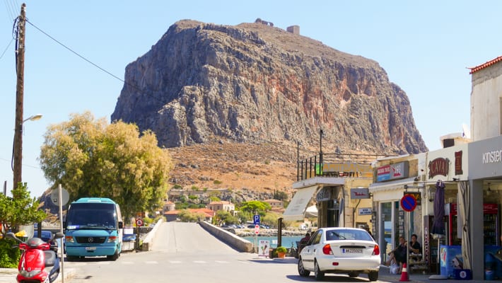 Monemvasia widok z portu na skałę i groblę