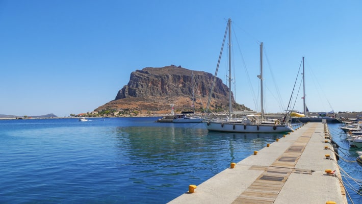 Monemvasia w porcie Gefira