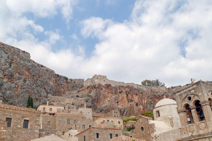 Monemvasia widok na górne miasto z dolnego miasta