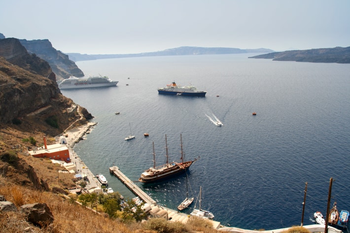 widok na port w Thira na Santorinii