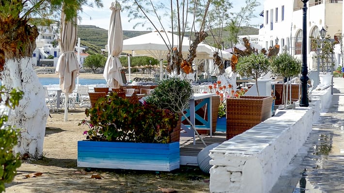 Ogródki tawerniane na plaży w Loutra