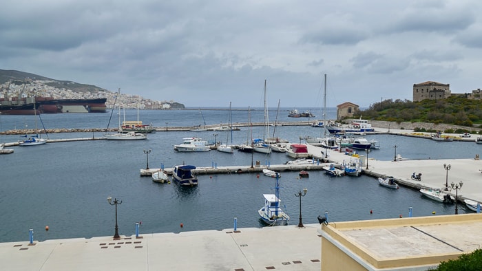 Port jachtowy pseudo marina w Ermoupoli na wyspie Syros