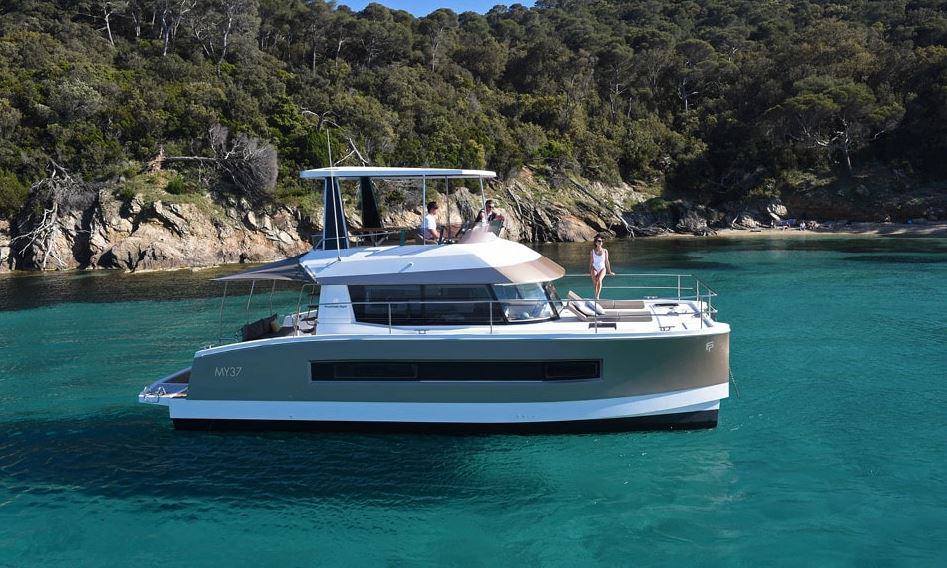 Katamaran motorowy MY37 ze stoczni Fountaine Pajot