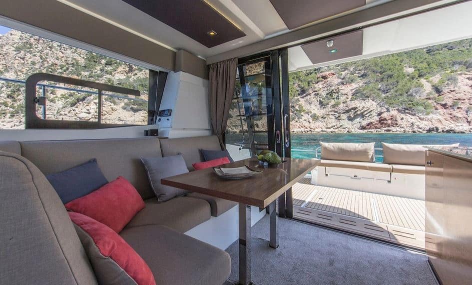 jadalnia Katamaran motorowy MY37 ze stoczni Fountaine Pajot