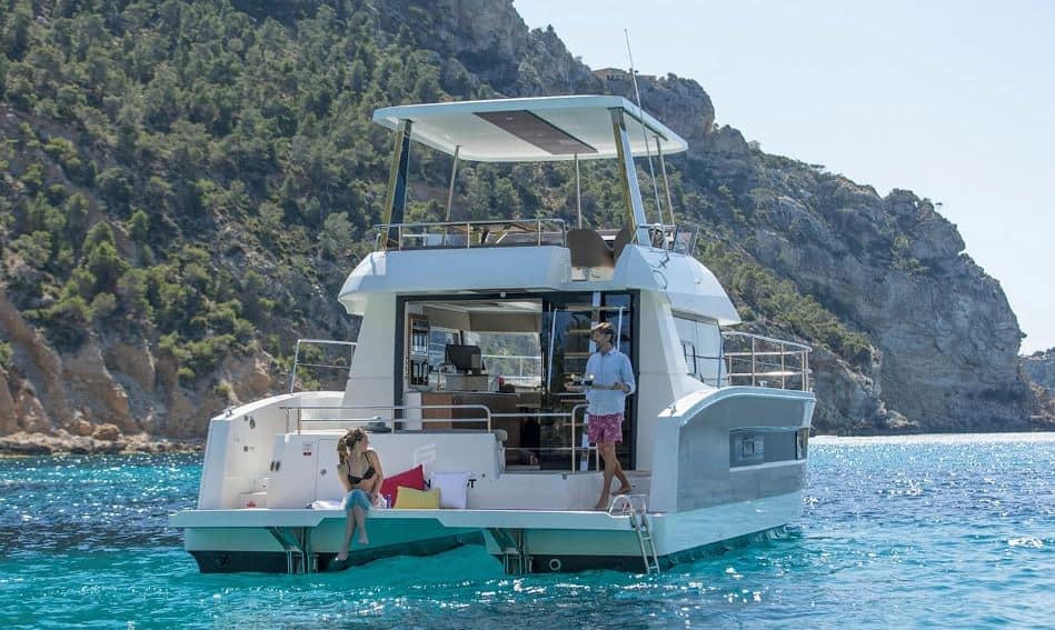 Katamaran motorowy MY37 Fountaine Pajot - na kotwicy