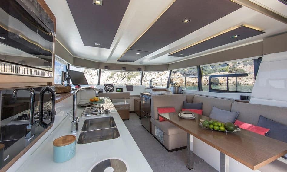 Katamaran motorowy MY37 ze stoczni Fountaine Pajot salon