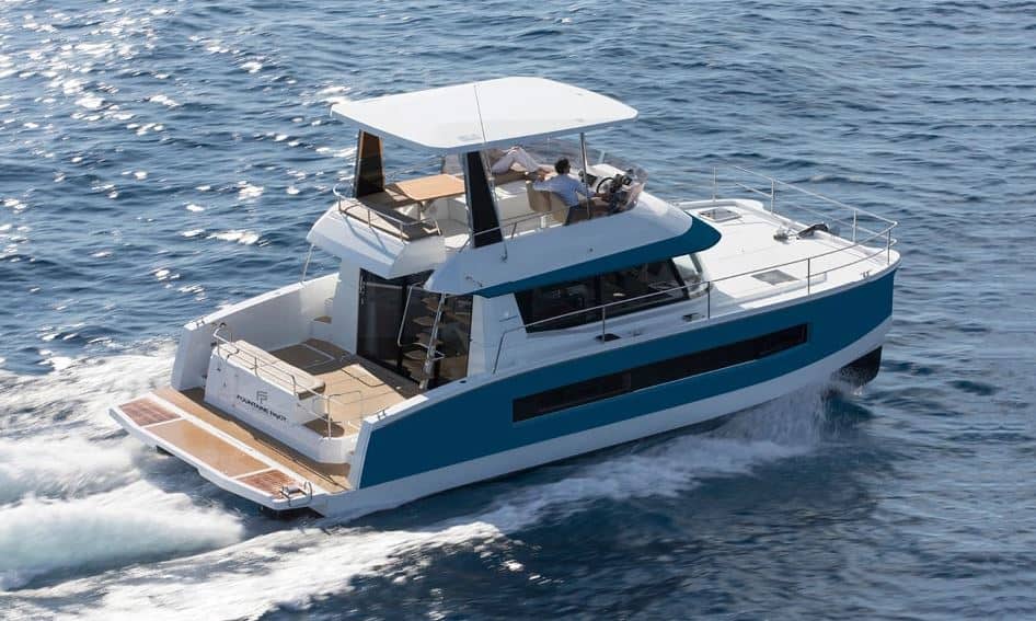 W ślizgu MY37 Fountaine Pajot