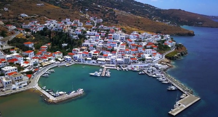 Widok na port Batsi na wyspie Andros