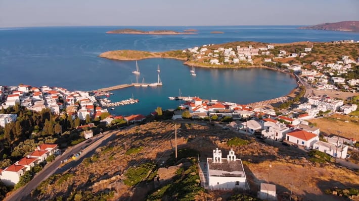 Widok na port Batsi na wyspie Andros