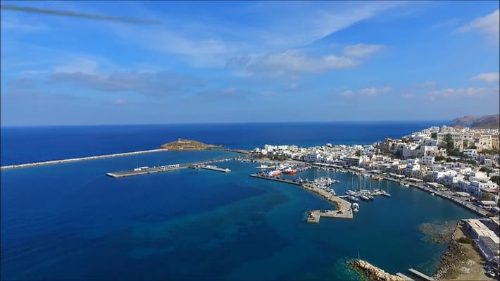 Widok na port w Naxos