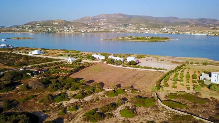 Widok z góry na kanał pomiędzy Paros i Antiparos a wysepkami Saliangos i Remmatonisi