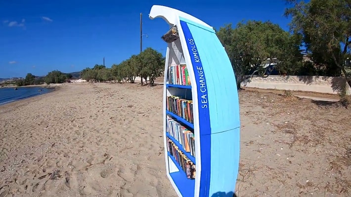 biblioteka na plaży wyspa Kimolos