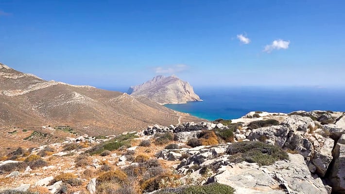 Widok z Chory na wyspie Anafi na monolit na wschodzie