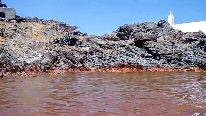 Palea kameni czerwona woda od ciepłych źródeł
