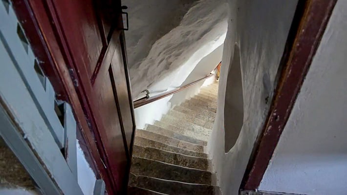 Klasztor Hozoviotissa schody wnętrze