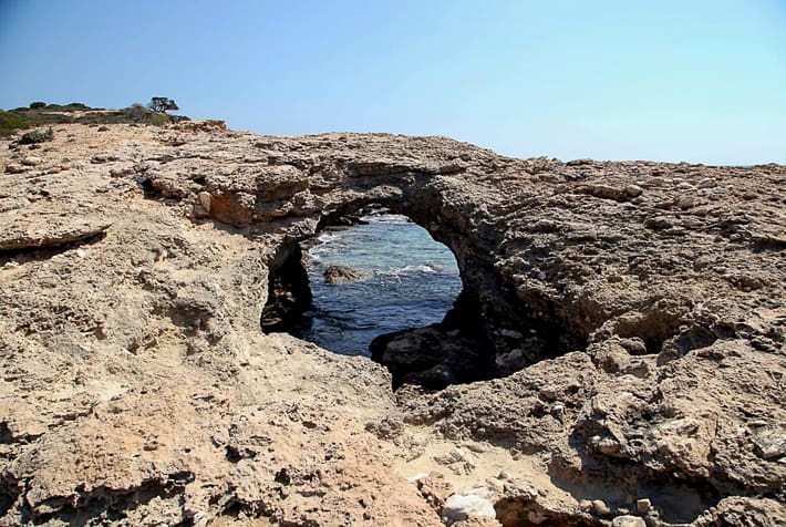 skały w Zatoce Roussa na wyspie Donoussa