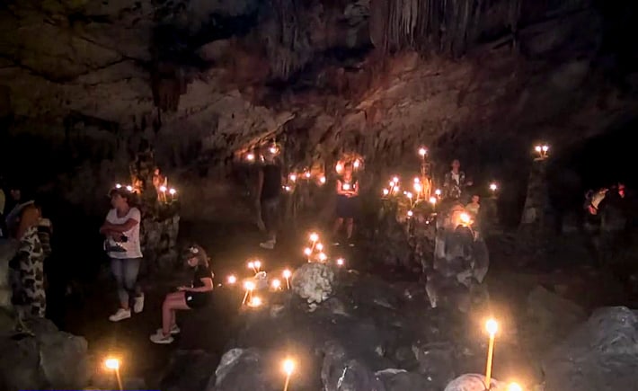 msza w jaskini Aghios Ioannis na wyspie Iraklia