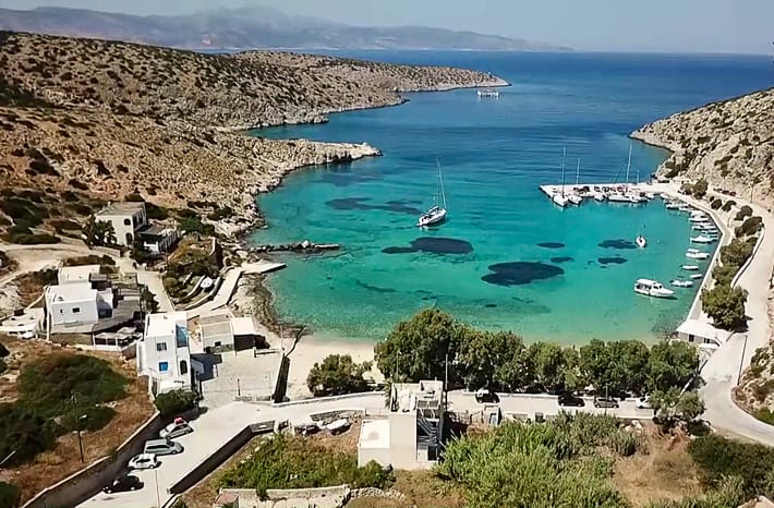 Port Aghios Griogrio na wyspie Iraklia z góry