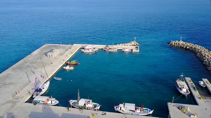 widok na port na wyspie Koufonisia