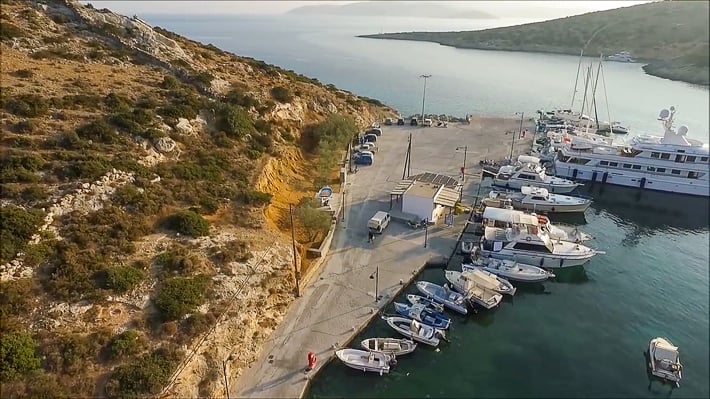 widok z góry na port i zatokę Schinoussa