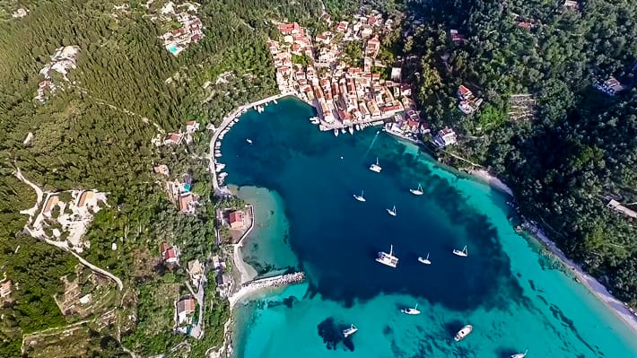 Zatoka i port Lakka widziany z góry