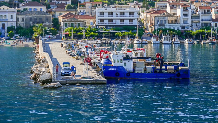 Port w Astakos. Charakterystyczne łodzie do przewozu ryb w kontenerach.