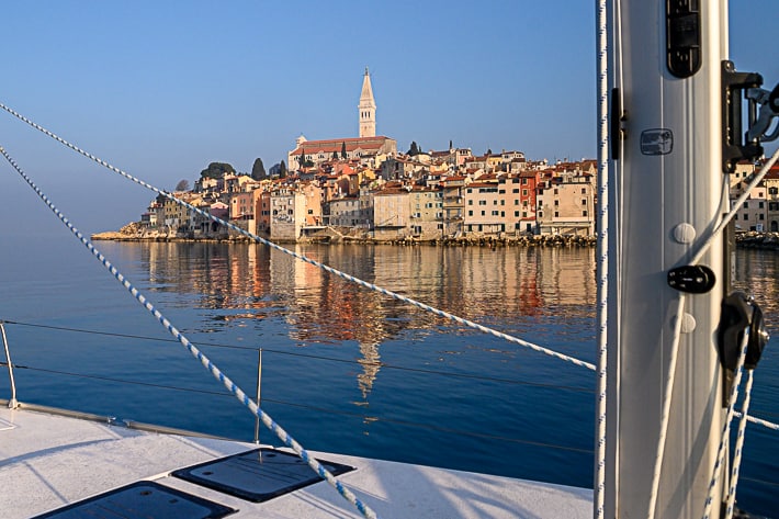 Rovinj z pokładu jachtu