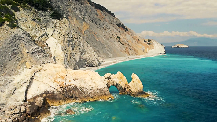 formacje skalne na plaży Lalaria