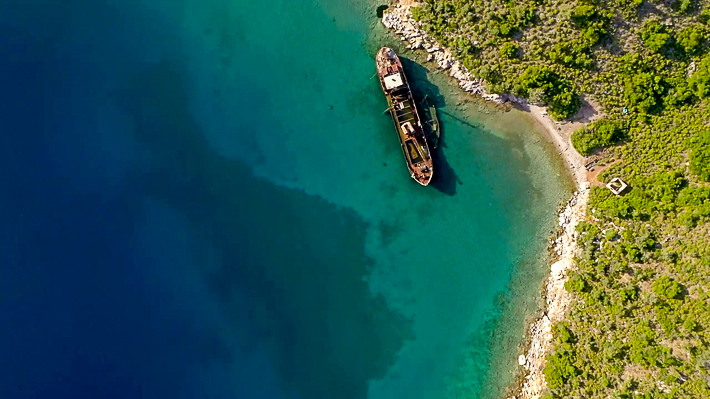Wrak w zatoce Vasiliko na wyspie Peristera