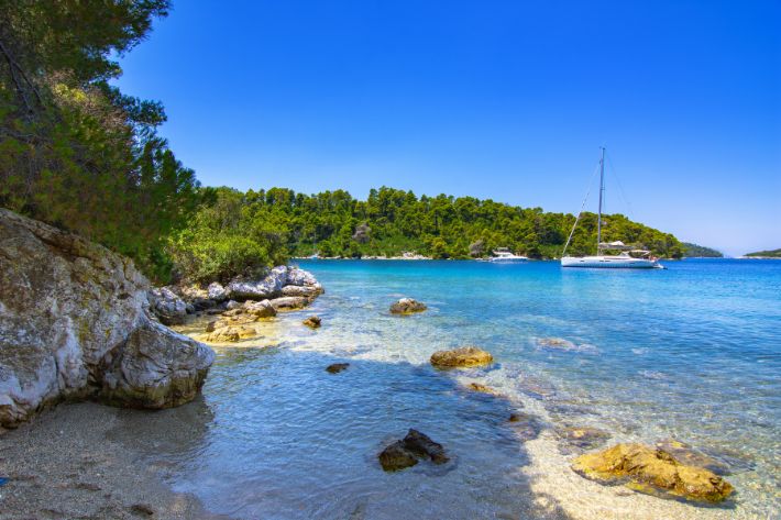 Zatoka Blo na Skopelos jacht na kotwicy