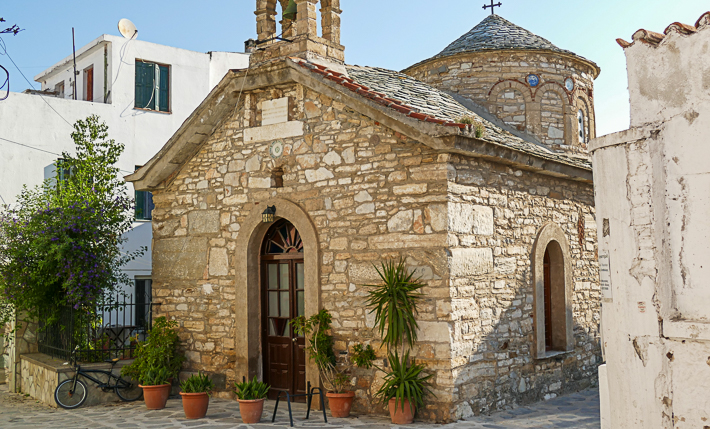 jeden z wielu kościołów na Skopelos