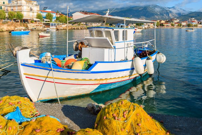 łódź rybacka w porcie w Skopelos Sporady