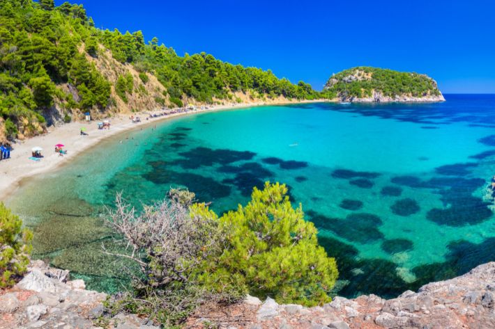 Zatoka i Plaża Stafilos na wyspie Skopelos