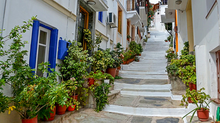 wąskie uliczki Skopelos