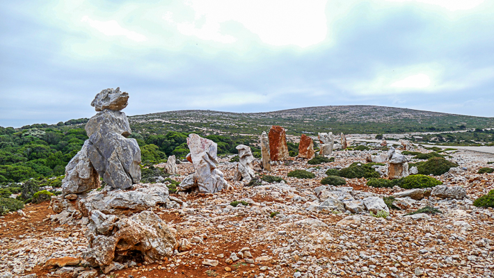 kamienne forme na południu wyspy Skyros