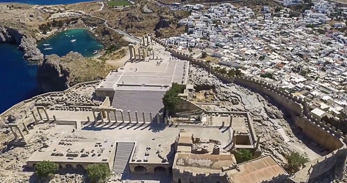 Widok z góry na akropol i miasto Lindos