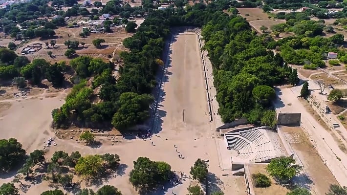 widok ze wzgórza Monte Smith na odnowione stadion i teatr