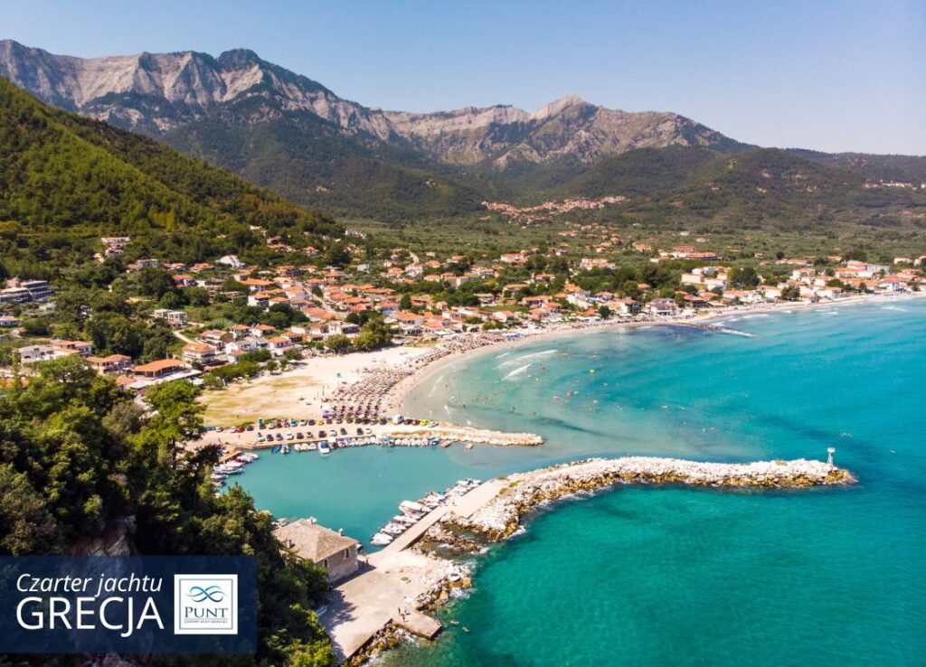 widok na zatokę golden beach na Thasos od strony portu rybackiego