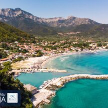 widok na zatokę golden beach na Thasos od strony portu rybackiego