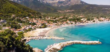 widok na zatokę golden beach na Thasos od strony portu rybackiego