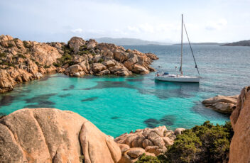 jacht zatoka Tahiti wyspa Caprera